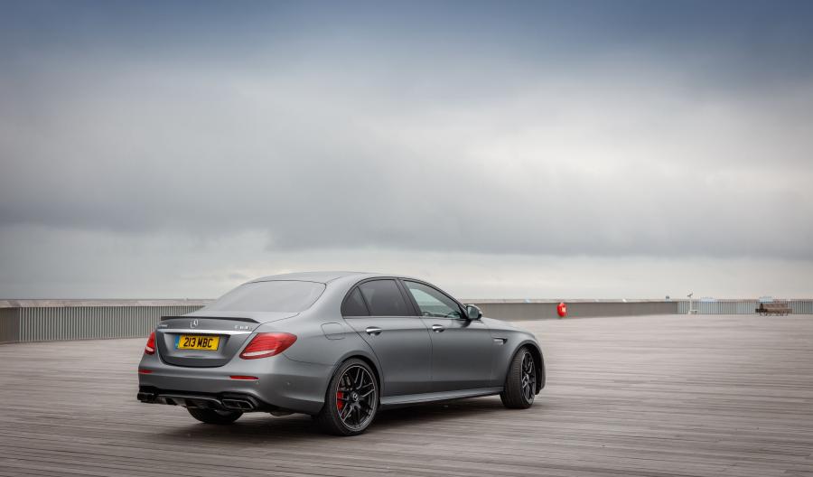  Mercedes-AMG E63 S 4Matic+ 2017 года  (UK) (фото 2 из 40)